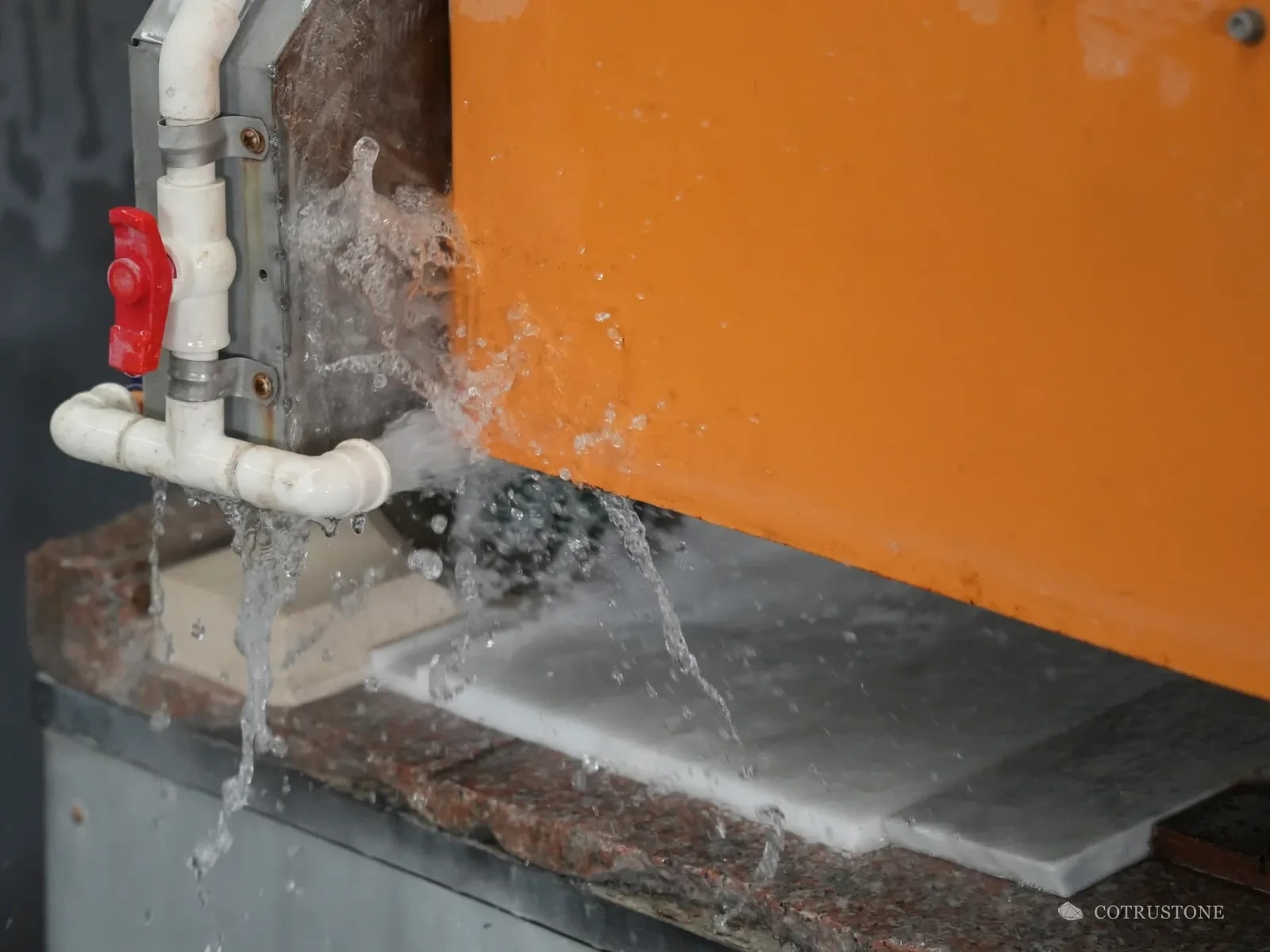 Water-cooled tool profiling the edge of a marble piece