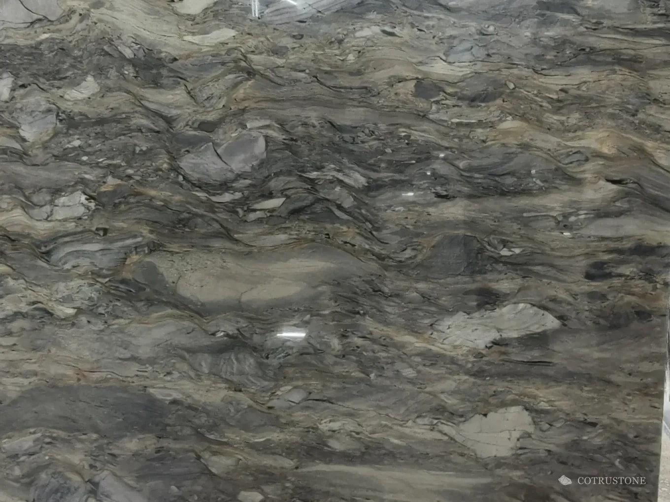 Superficie de cuarcita Fusion: capas gris verdoso y beige en ondas