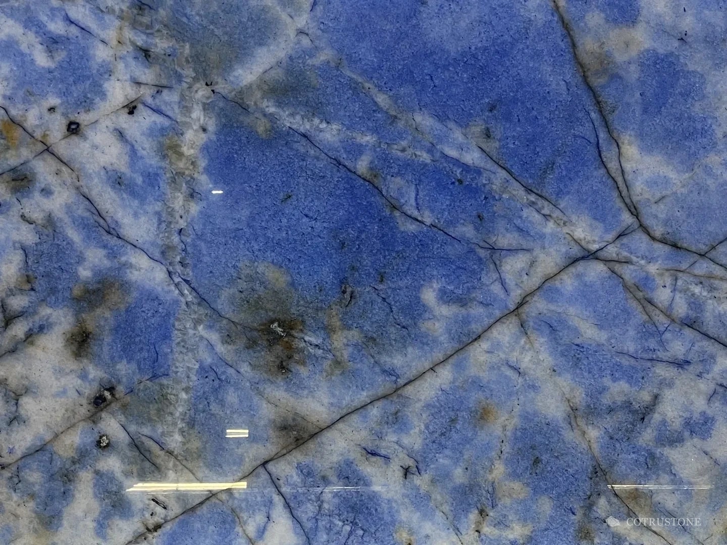 Superficie de cuarcita Louise Blue: campos de azul profundo cruzados por vetas oscuras