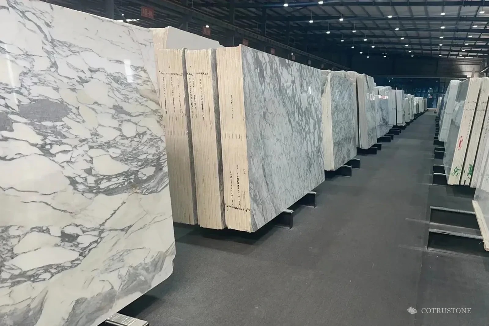 Selecciones de mármol organizadas para revisión
