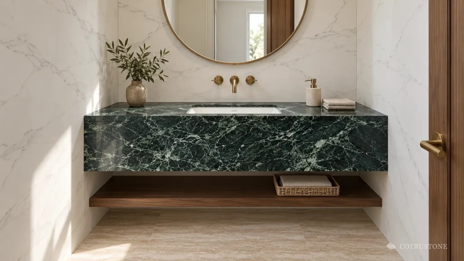 Baño de visitas con un mueble de baño de mármol Prada Green, muros de mármol blanco, piso de travertino de corte a veta, y grifería y espejo de latón