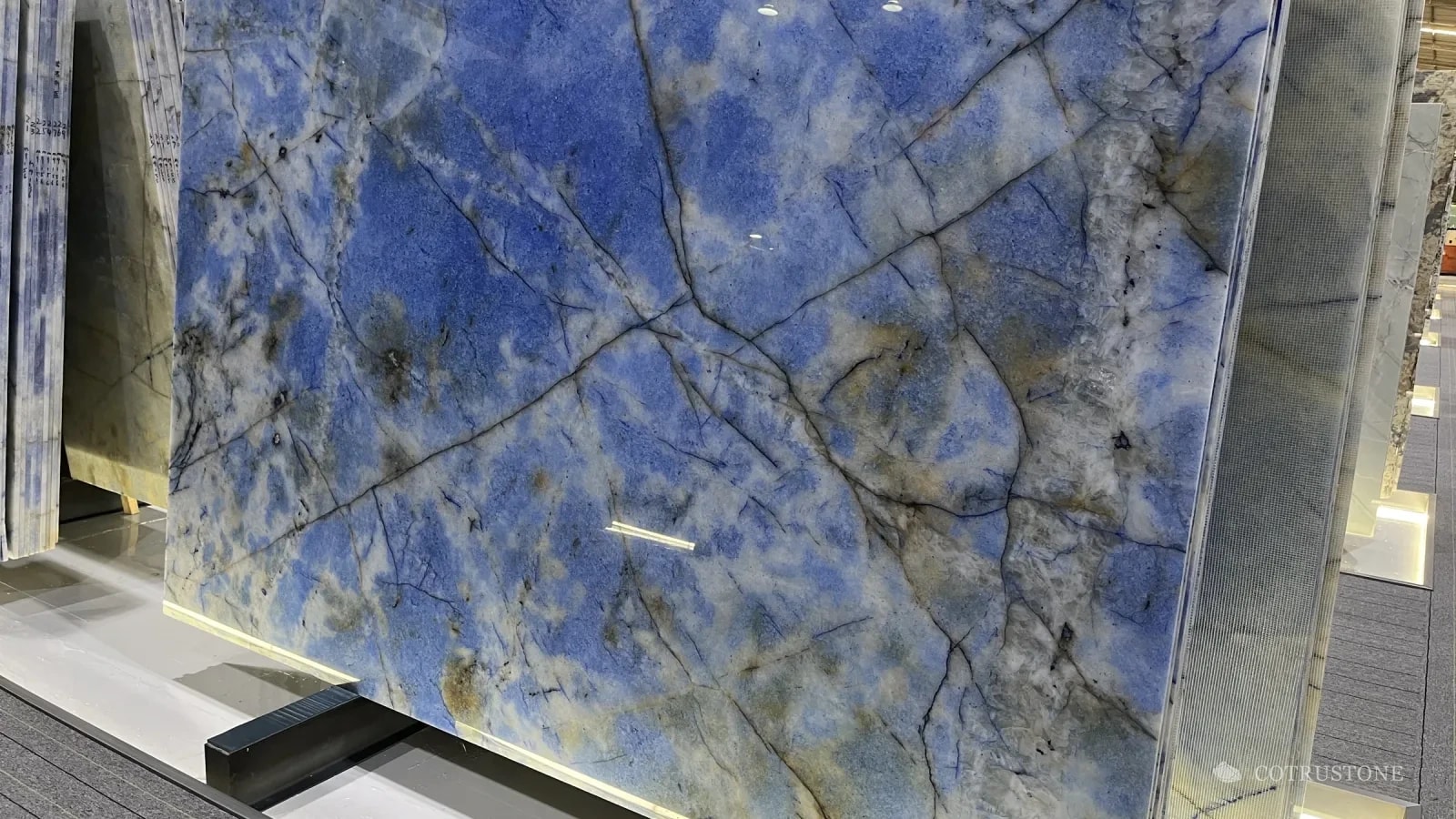 Placa de cuarcita Louise Blue, azul profundo con vetas blancas y oscuras