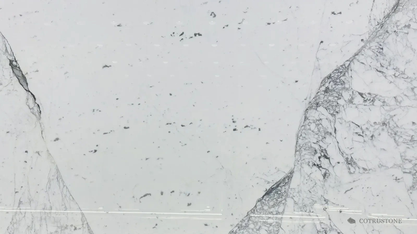 Placa completa de mármol Statuario en el caballete, con vetas grises marcadas que se encuentran en V