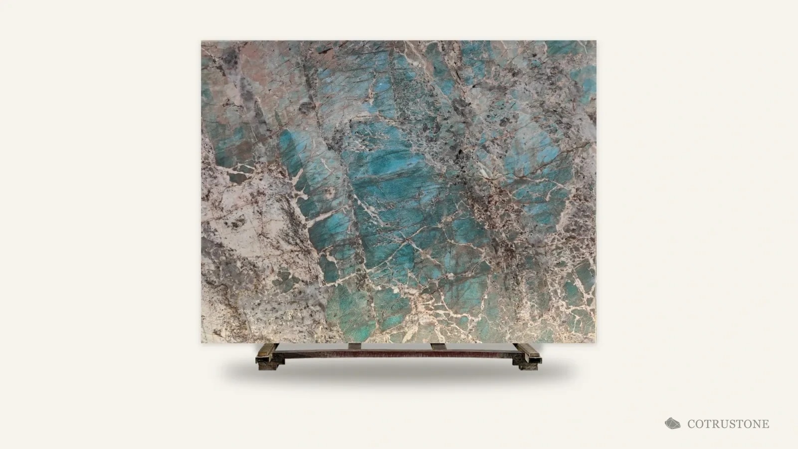 Placa completa de cuarcita Amazonite de pie sobre una paleta de madera