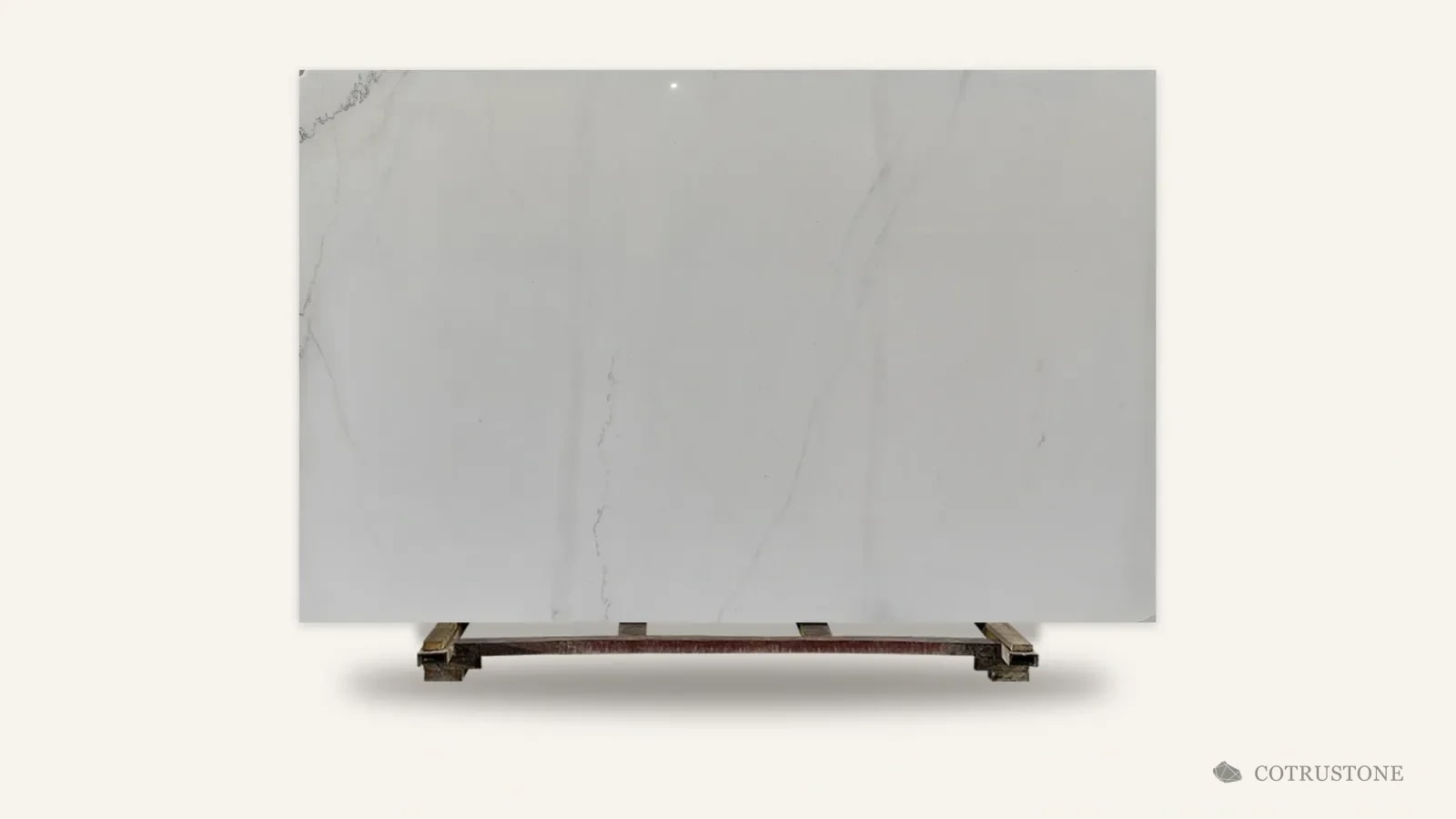 Placa completa de mármol Lincoln White de pie sobre una paleta de madera