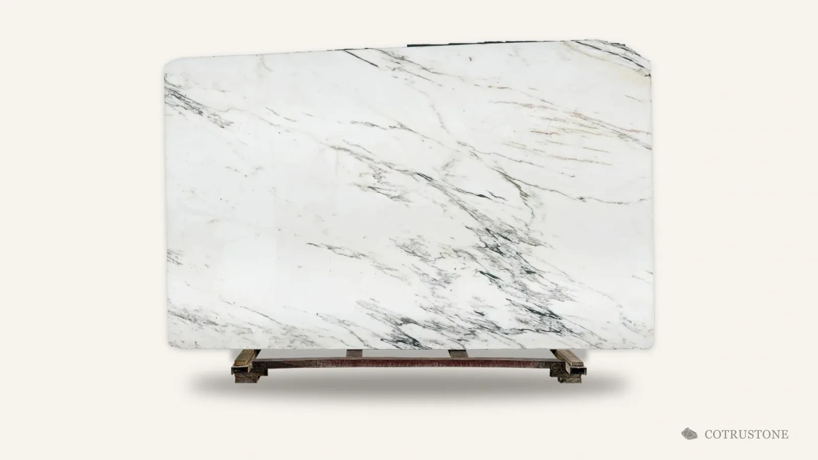 Placa completa de mármol Oriental White de pie sobre una paleta de madera