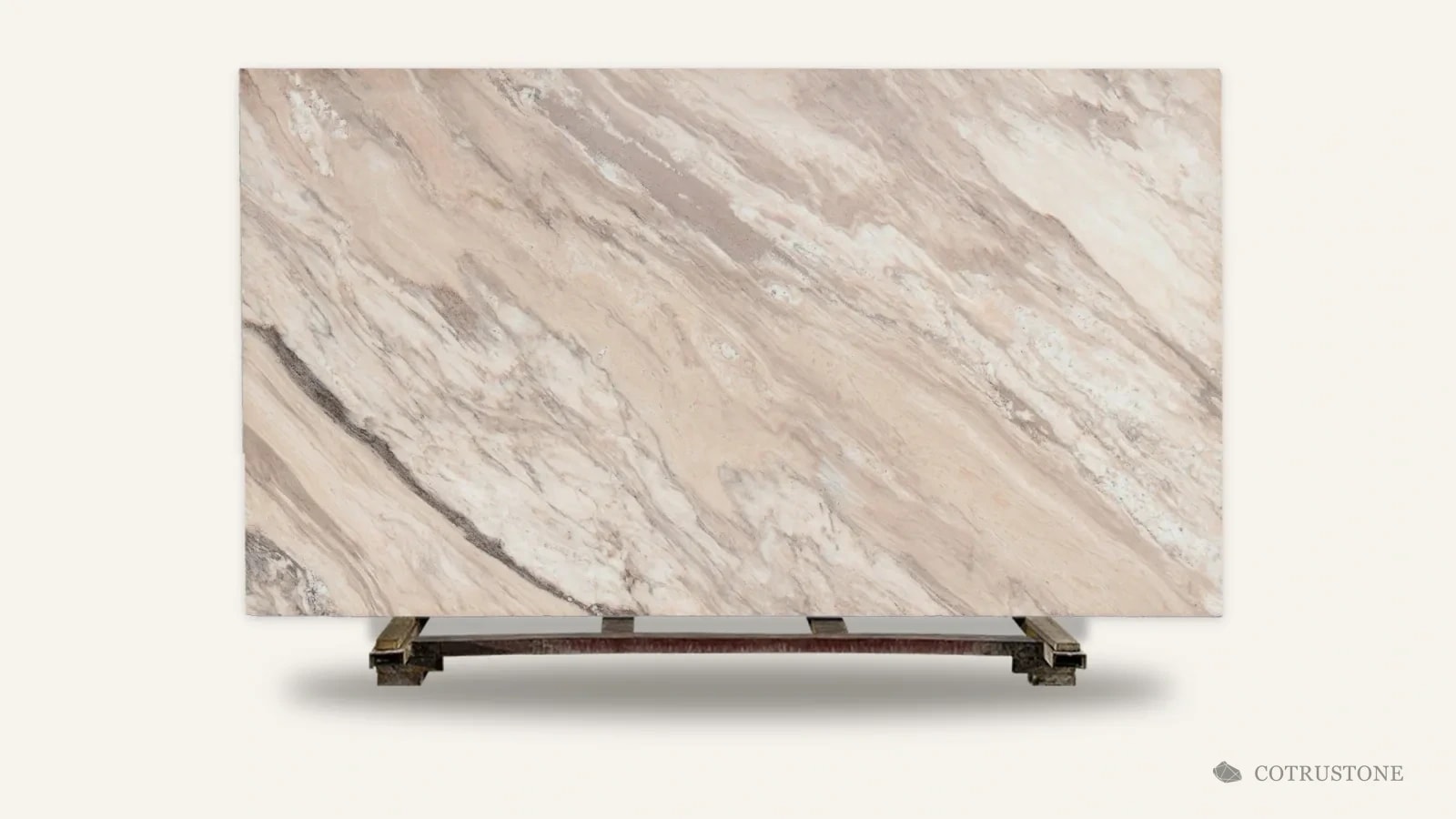 Placa completa de mármol Palissandro Classico de pie sobre una paleta de madera