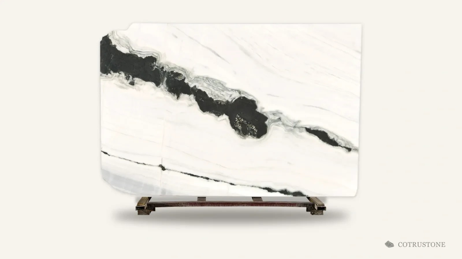 Placa completa de mármol Panda White de pie sobre una paleta de madera