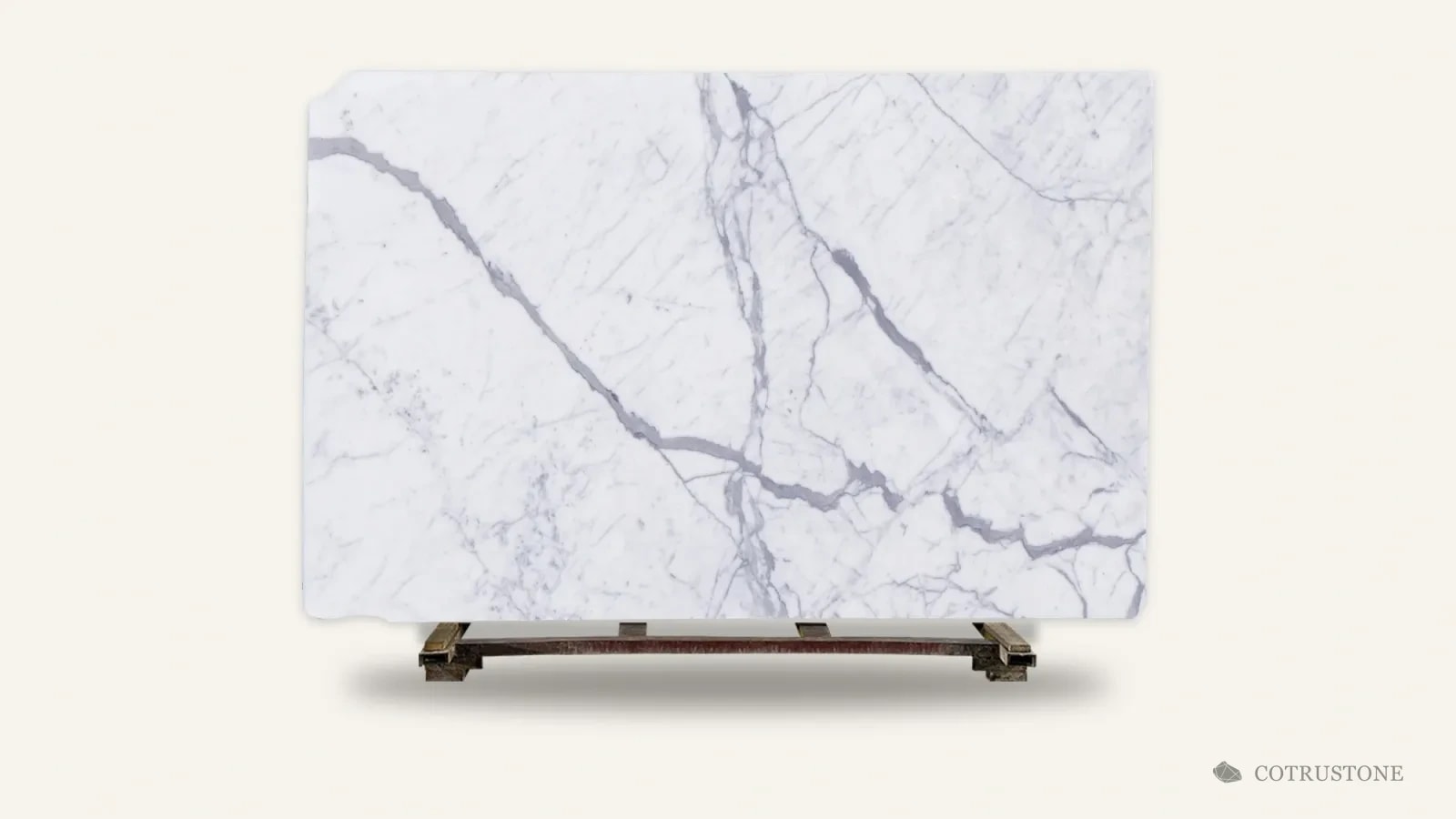 Placa completa de mármol Statuario de pie sobre una paleta de madera