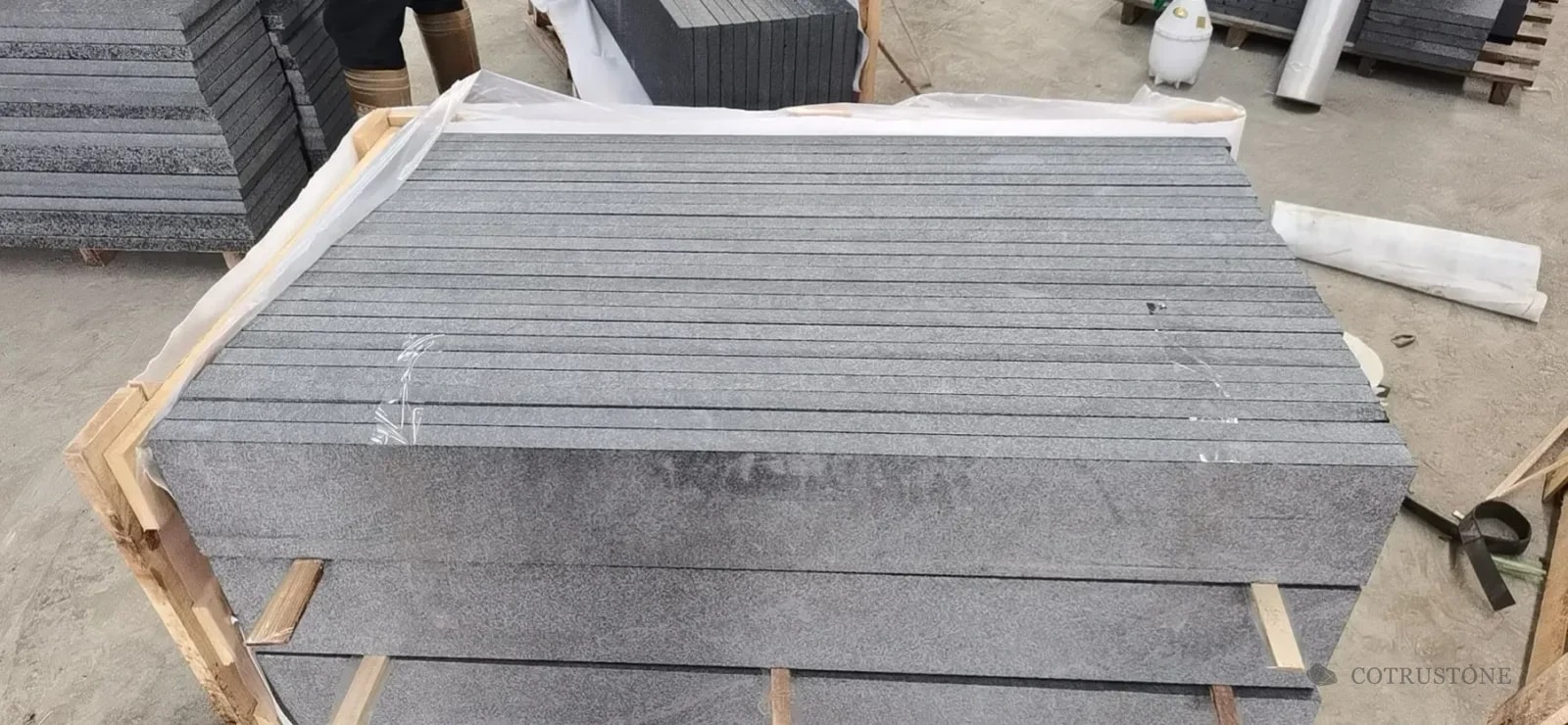 Stone stair components with lining and separators during packing