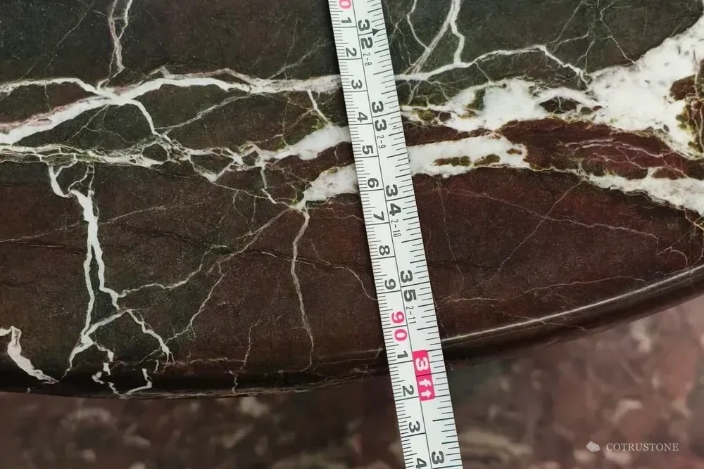 Medición de una pieza de piedra durante la inspección