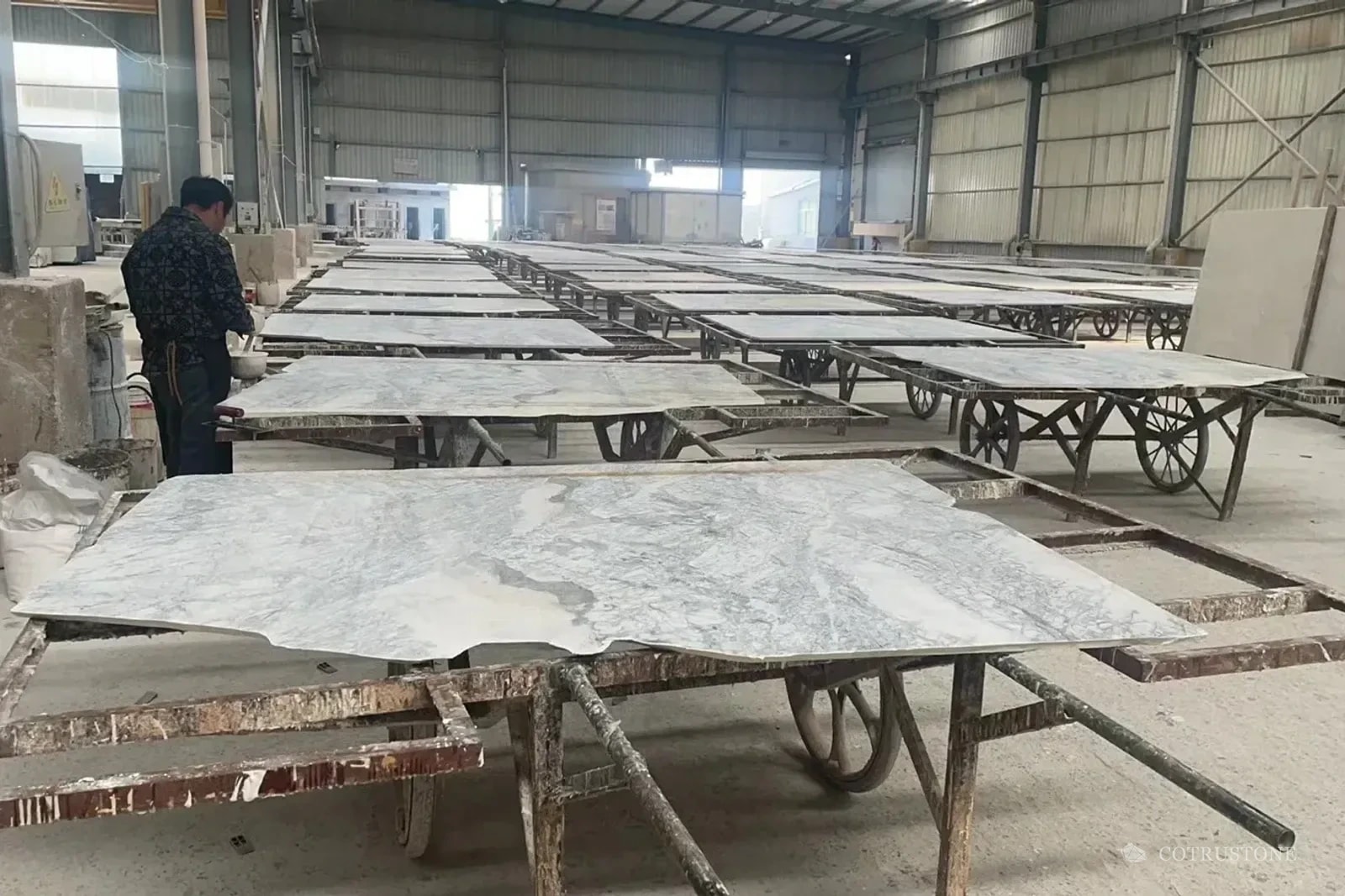 Piezas de piedra en bancos de producción del taller