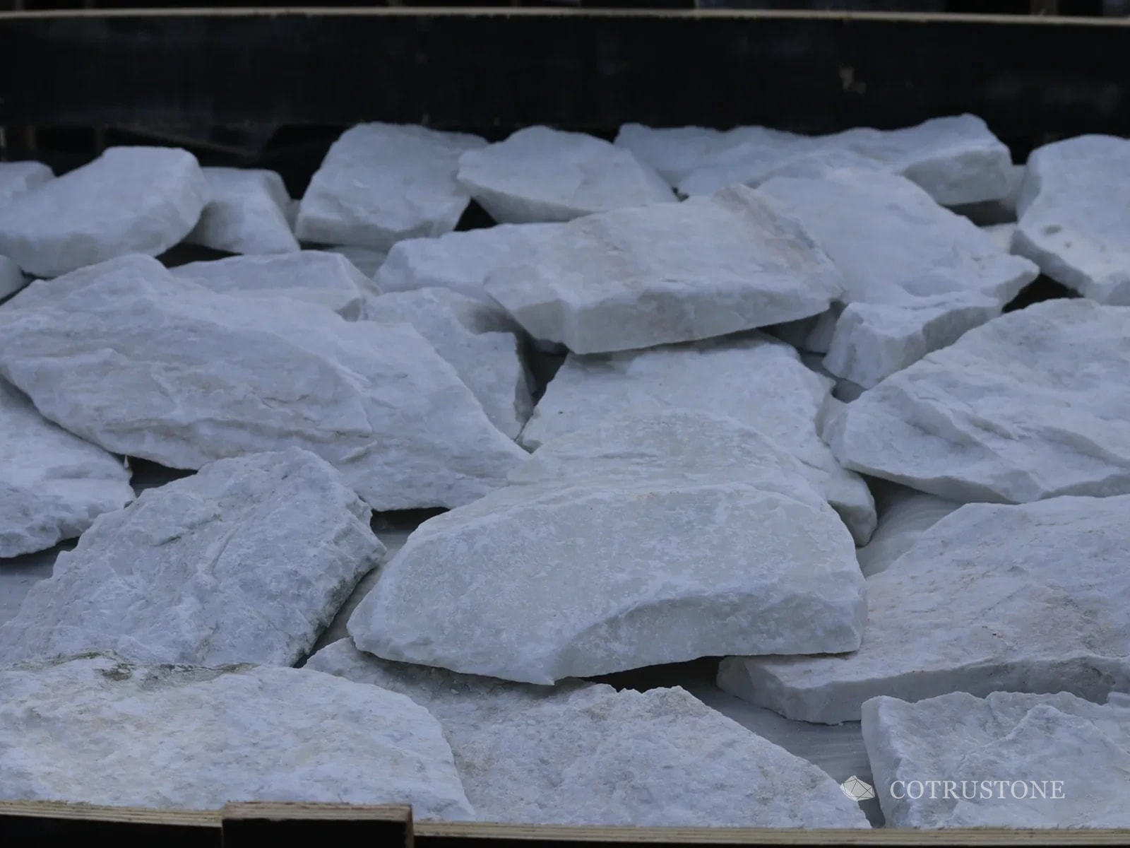 Loose stone pieces · workshop arrangement