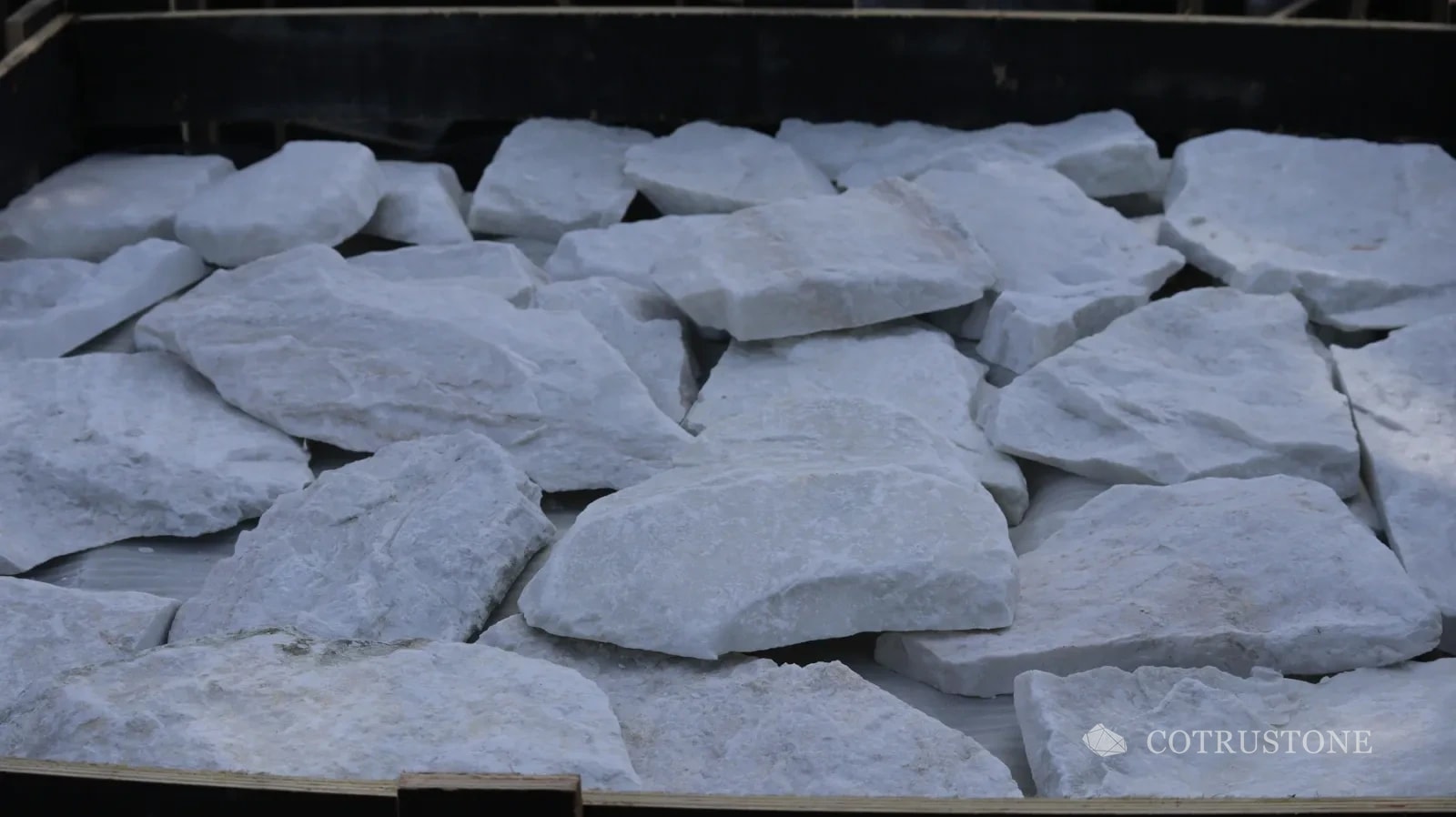 Loose stone pieces · workshop arrangement