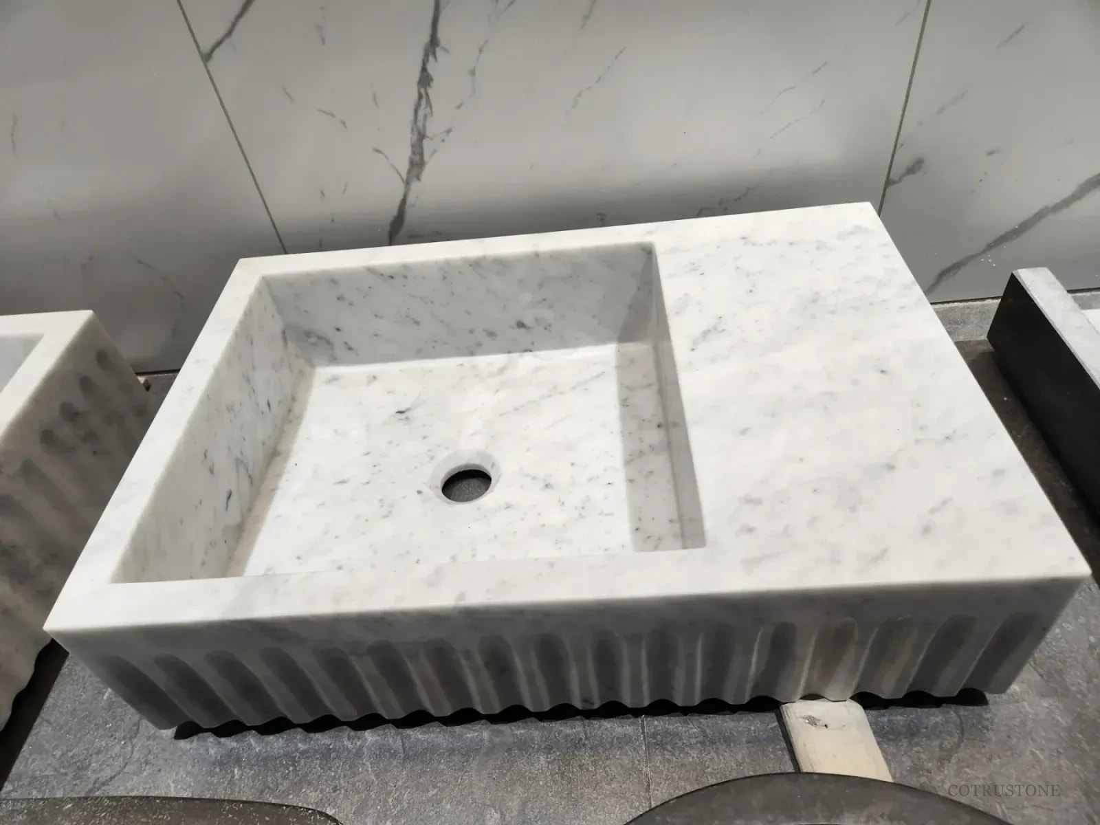 Fluted basin with integral side deck
