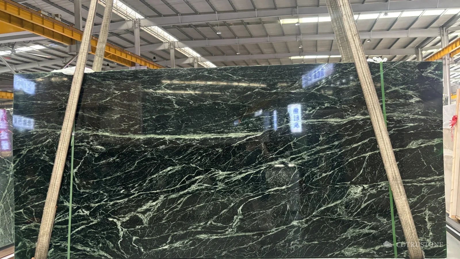 Placa completa de mármol Prada Green con vetas blancas
