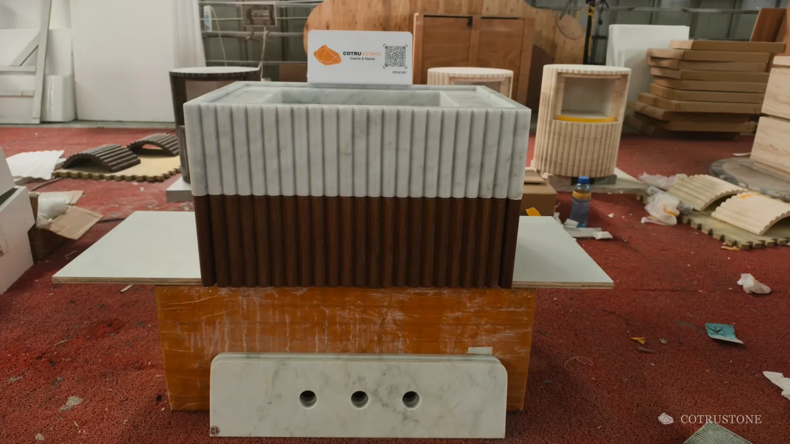 Mueble compacto de piedra y madera durante su preparación
