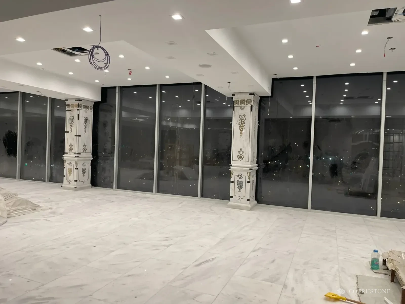 Piso de piedra y columnas ornamentadas en el salón de The Chariot durante la instalación