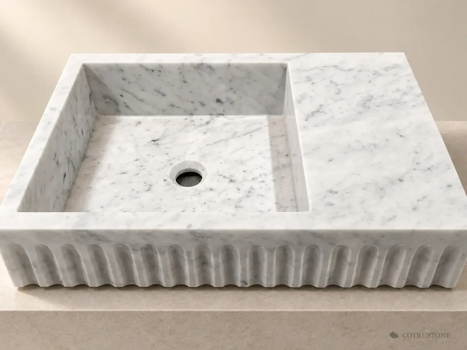 Lavabo integrado de piedra con superficie lateral y frente acanalado