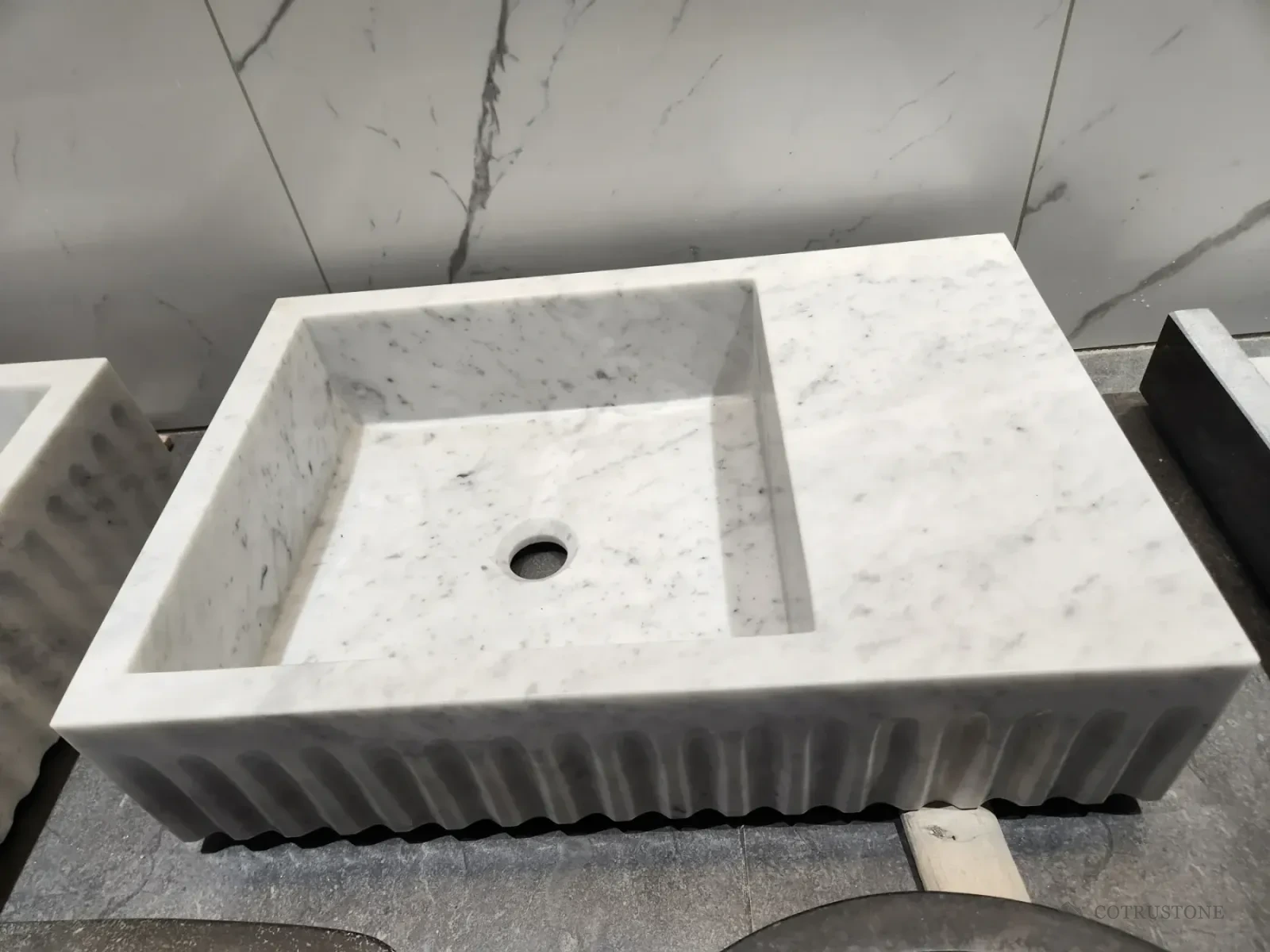 Lavabo acanalado con superficie lateral fotografiado en el taller