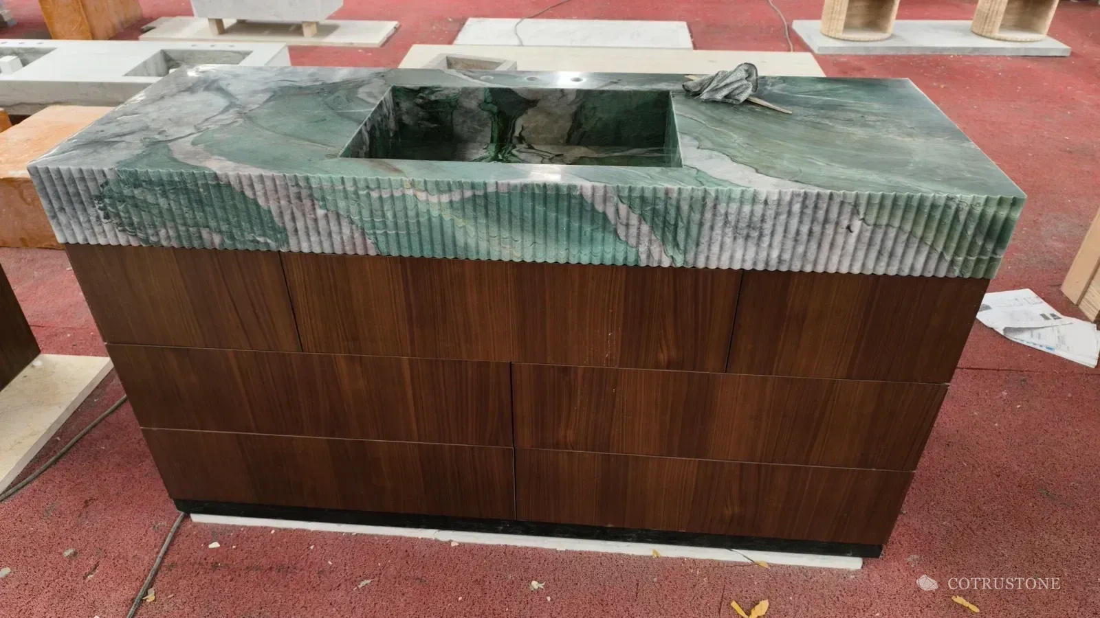 Mueble de baño verde fotografiado como registro original