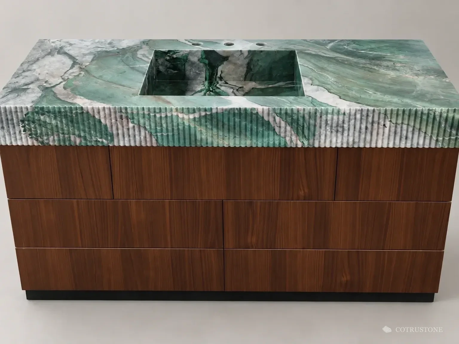 Mueble de baño de mármol verde con lavabo integrado y cajones