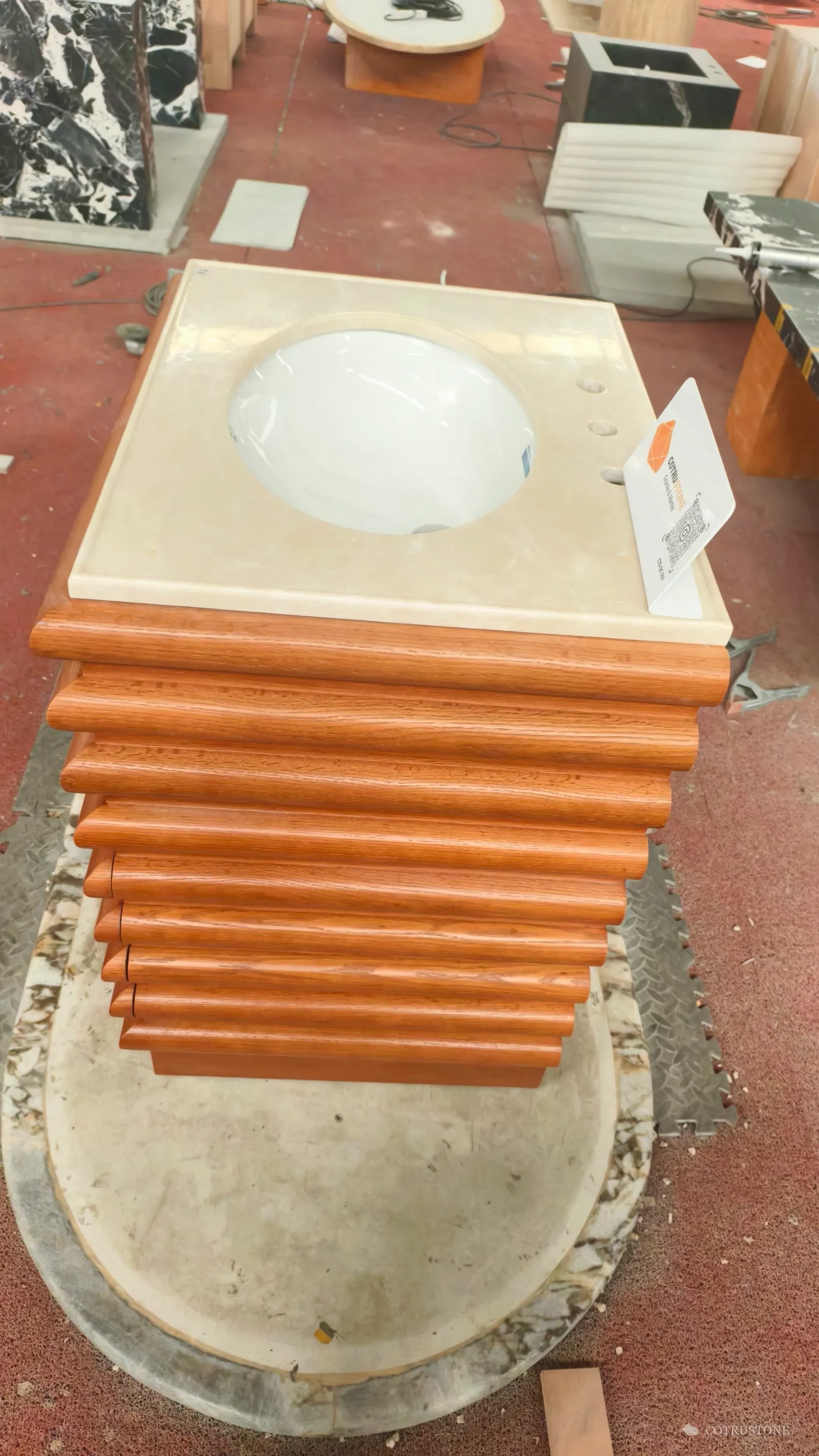 Encimera de piedra con lavabo ovalado independiente en el taller
